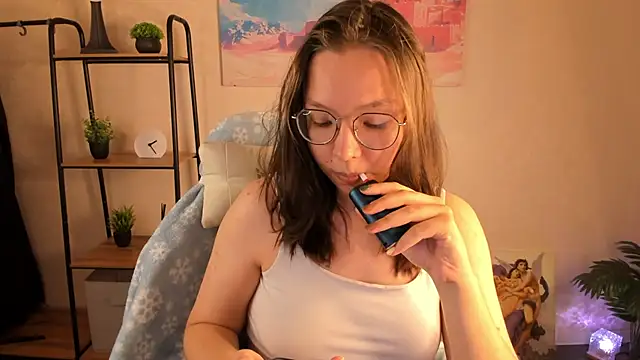 Nuura Moore online show from October 10, 2025, 1:06 am