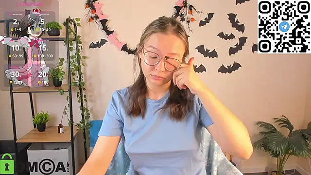 Nuura Moore online show from November 4, 2025, 12:58 am