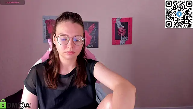 Nuura Moore online show from November 21, 2025, 1:15 am