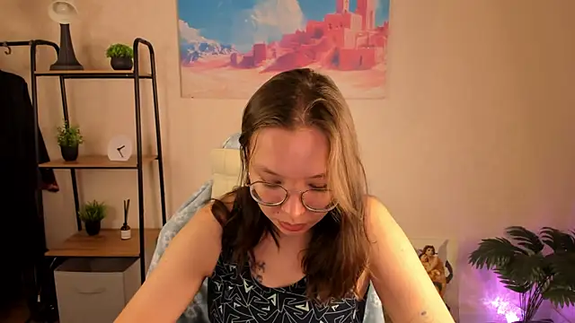 Nuura Moore online show from October 20, 2025, 12:56 am