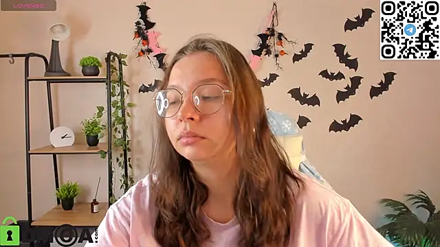 Nuura Moore online show from November 5, 2025, 12:58 am