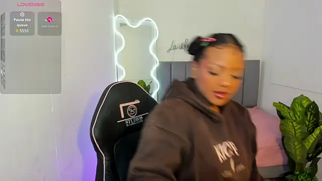 THIANA TAY online show from October 18, 2025, 3:08 am