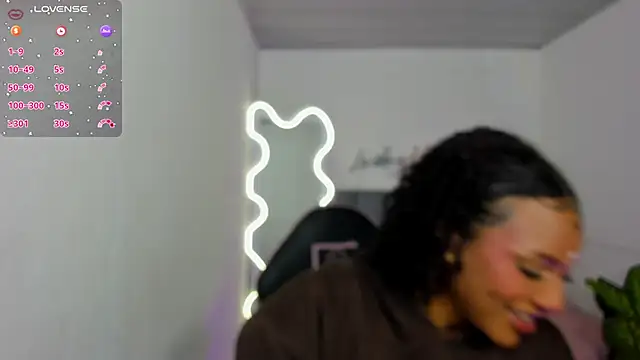 THIANA TAY online show from October 23, 2025, 2:32 am