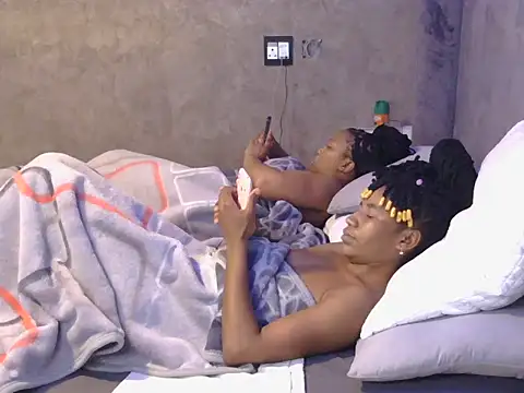 Snapshot of petite_queenx chatting on October 28, 2025, 2:01 am petite queenx online show from October 28, 2025, 2:01 am