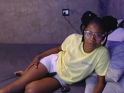 Snapshot of petite_queenx chatting on October 28, 2025, 2:38 pm petite queenx online show from October 28, 2025, 2:38 pm