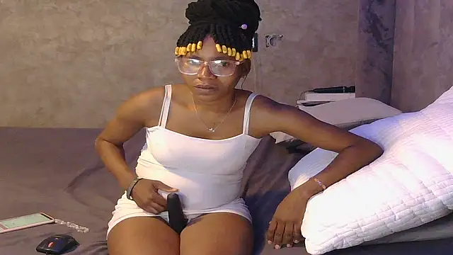 Snapshot of petite_queenx chatting on October 24, 2025, 9:47 pm petite queenx online show from October 24, 2025, 9:47 pm