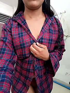 anshika0124 online show from December 17, 2025, 5:23 am