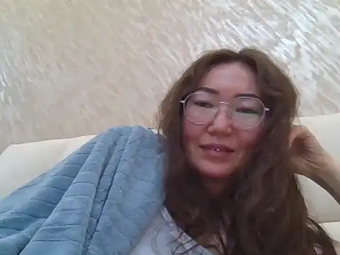 Snapshot of Ysolena chatting on February 16, 2026, 7:23 pm Ysolena online show from February 16, 2026, 7:23 pm