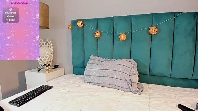 TiffanyRuiz1 online show from October 31, 2025, 10:45 am