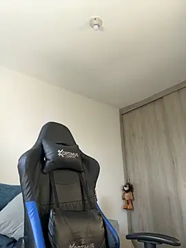 Dave-Max01 online show from November 9, 2025, 4:22 pm