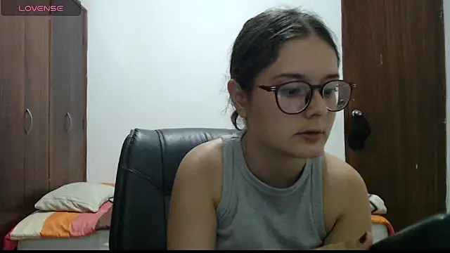 CarlaLorez online show from July 3, 2026, 11:44 pm