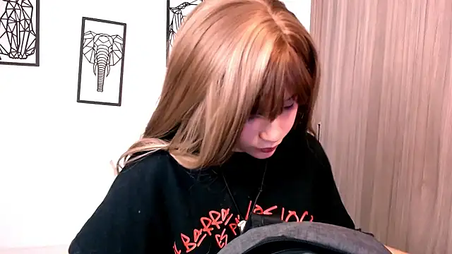 Snapshot of EmuOtori chatting on October 21, 2025, 3:11 pm EmuOtori online show from October 21, 2025, 3:11 pm