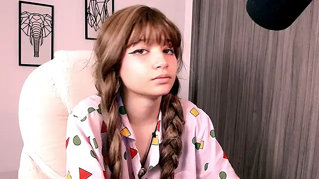 Snapshot of EmuOtori chatting on October 15, 2025, 11:29 am EmuOtori online show from October 15, 2025, 11:29 am