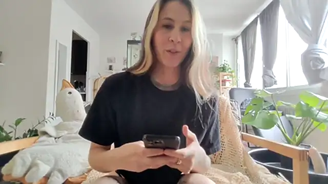 Snapshot of Inked_Snow_Muse chatting on November 17, 2025, 4:55 pm Inked Snow Muse online show from November 17, 2025, 4:55 pm