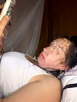 miemie-xx online show from November 17, 2025, 2:43 pm