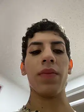 SiaraRealist online show from November 1, 2025, 9:19 pm