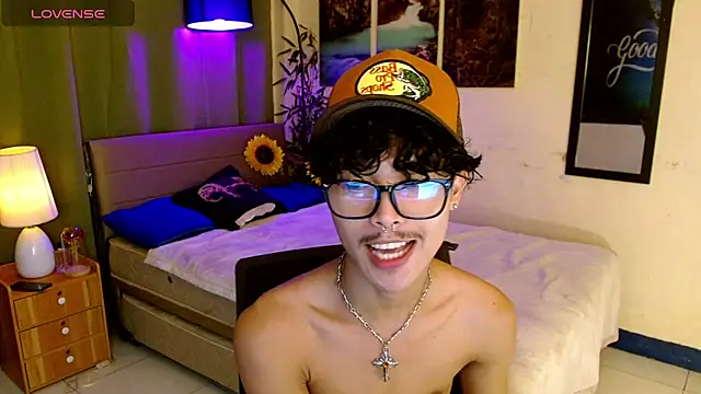 AsianCarl online show from November 6, 2025, 4:44 pm