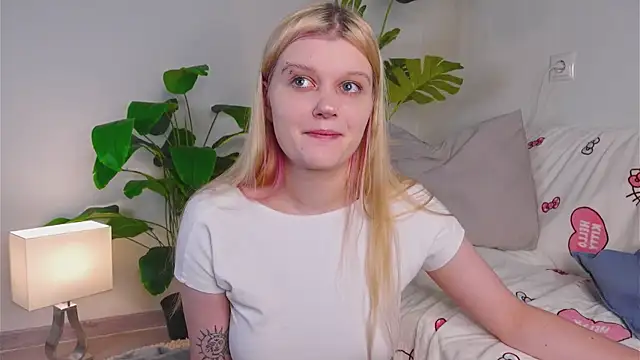 Snapshot of Any_mo0n chatting on October 11, 2025, 8:15 am Any mo0n online show from October 11, 2025, 8:15 am