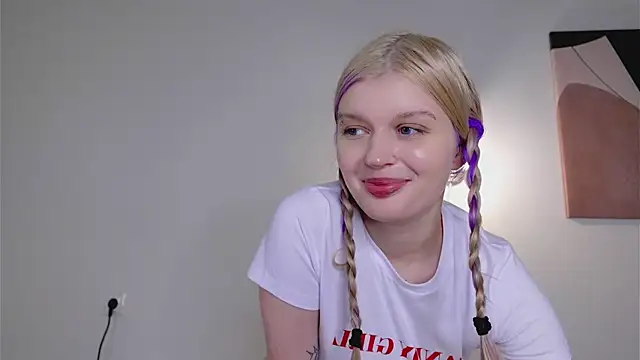 Snapshot of Any_mo0n chatting on November 17, 2025, 6:17 am Any mo0n online show from November 17, 2025, 6:17 am