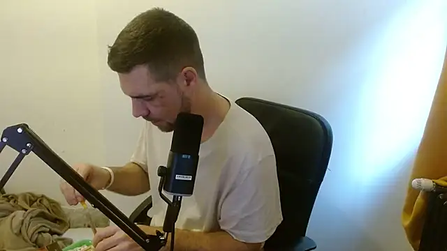 chibrax918 online show from December 17, 2025, 9:14 am