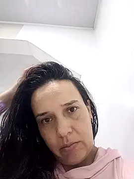 Snapshot of FiorellaDuboi chatting on November 12, 2025, 8:45 pm FiorellaDuboi online show from November 12, 2025, 8:45 pm