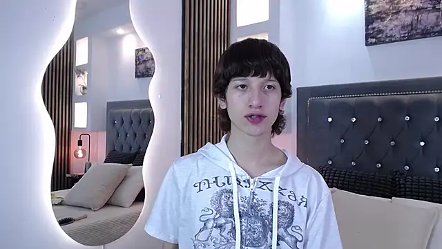 Emo Boy  online show from March 28, 2026, 8:32 pm