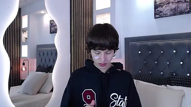 Emo Boy  online show from April 10, 2026, 8:27 pm