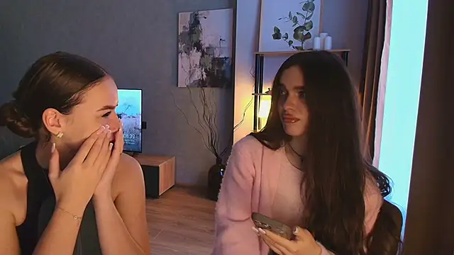 MayaGlow online show from November 27, 2025, 5:41 am