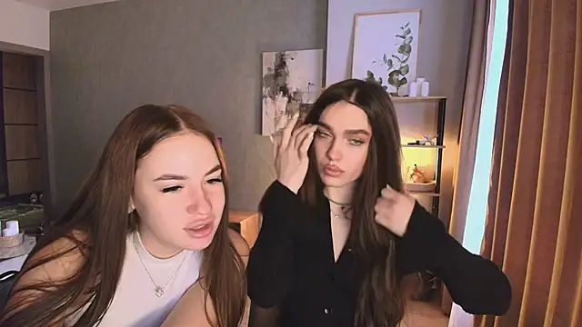 MayaGlow online show from November 30, 2025, 5:19 am