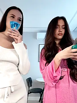 MayaGlow online show from November 17, 2025, 5:33 am