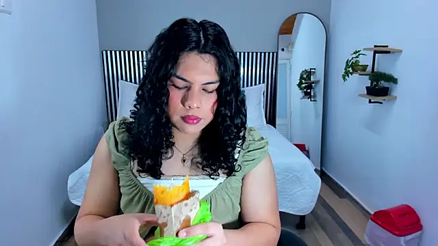 Snapshot of Little_Alli chatting on March 4, 2026, 1:02 am Little Alli online show from March 4, 2026, 1:02 am