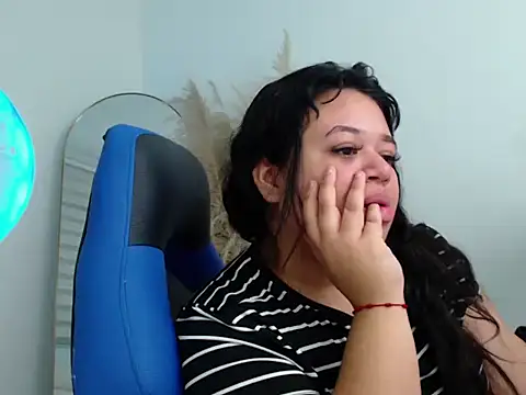 oliviia cute online show from November 3, 2025, 6:29 am