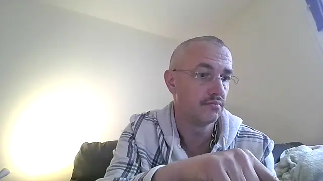Nyctalopie8579 online show from May 12, 2026, 10:21 am