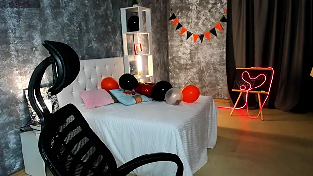 scent  of woman online show from November 3, 2025, 1:33 am