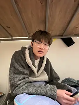 KK-cuteboy online show from December 4, 2025, 2:49 pm