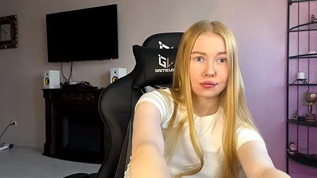 RaguelNicksons online show from November 3, 2025, 4:28 am