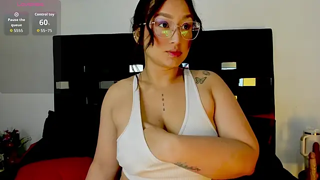 Snapshot of SussySunny_ chatting on October 20, 2025, 2:02 am SussySunny online show from October 20, 2025, 2:02 am