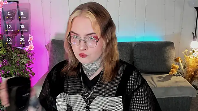 apriladdamss online show from October 10, 2025, 3:57 pm