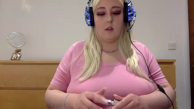 Snapshot of GoddessBarbiee chatting on October 10, 2025, 8:09 pm GoddessBarbiee online show from October 10, 2025, 8:09 pm