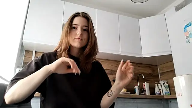 Snapshot of LUNA_KLEIN chatting on October 9, 2025, 10:05 am LUNA KLEIN online show from October 9, 2025, 10:05 am
