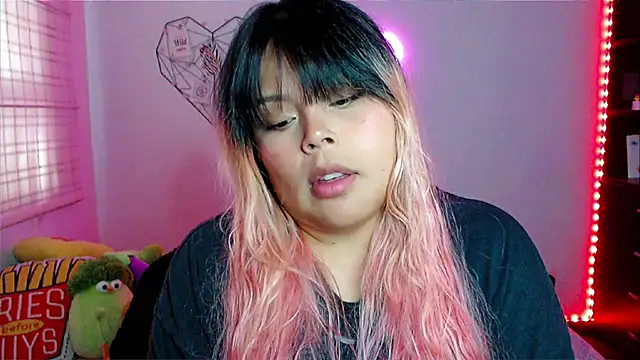 Snapshot of EllieMoonX chatting on February 1, 2026, 10:19 pm EllieMoonX online show from February 1, 2026, 10:19 pm