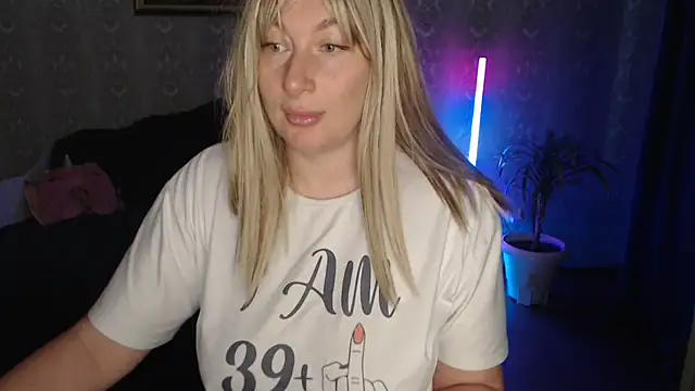 Snapshot of Yummy_Gloria chatting on November 16, 2025, 6:18 am Yummy Gloria online show from November 16, 2025, 6:18 am