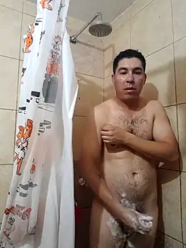 Ezeaxl online show from April 10, 2026, 9:33 pm