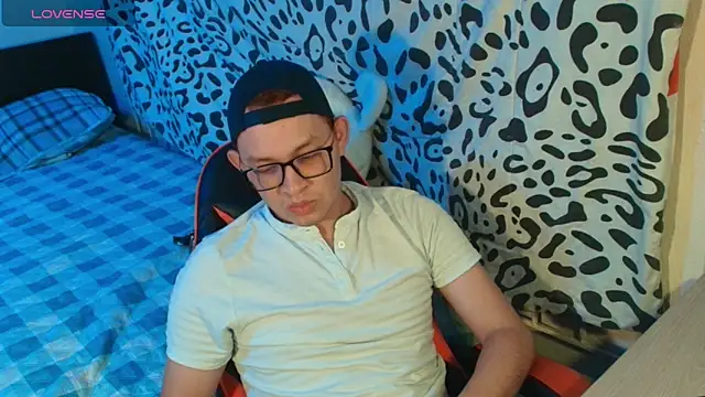 Snapshot of Josh_18cm chatting on October 18, 2025, 12:34 am Josh 18cm online show from October 18, 2025, 12:34 am