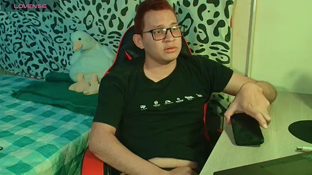 Snapshot of Josh_18cm chatting on October 16, 2025, 4:10 am Josh 18cm online show from October 16, 2025, 4:10 am