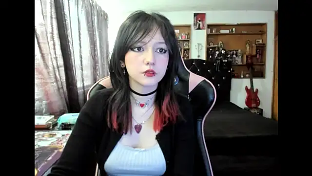 Maki Zein  online show from November 14, 2025, 5:49 pm