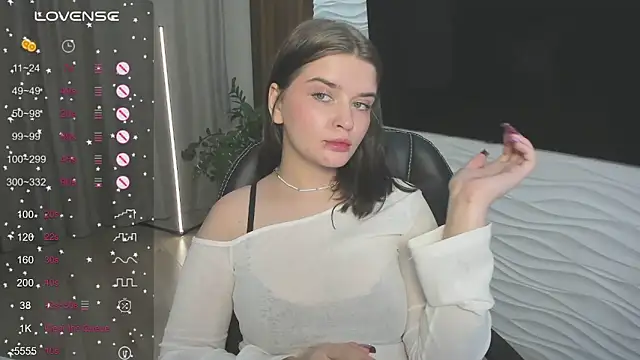 Mori Girll online show from November 26, 2025, 5:13 pm