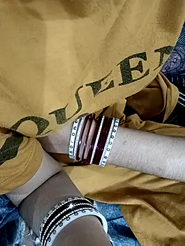 HOT-CPL-11 online show from November 17, 2025, 6:01 pm