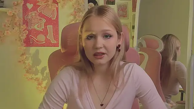Snapshot of SweetCutie19 chatting on October 14, 2025, 5:57 pm SweetCutie19 online show from October 14, 2025, 5:57 pm