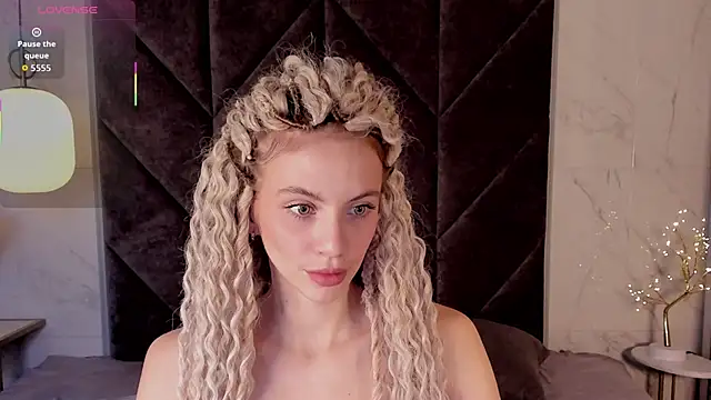 Snapshot of mia_silkk chatting on October 28, 2025, 8:57 am mia silkk online show from October 28, 2025, 8:57 am